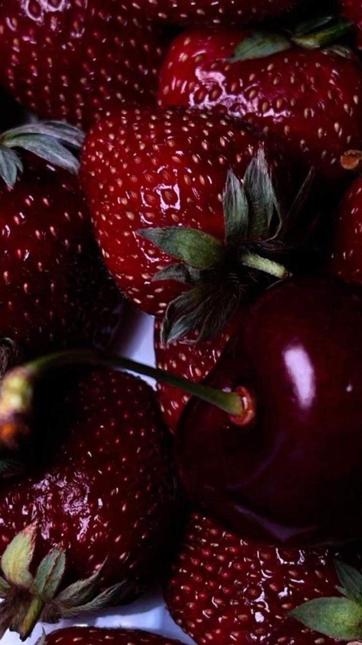 Sun-kissed Berries: Pure Farmstead Essence